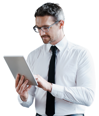 Professionnel analysant une tablette